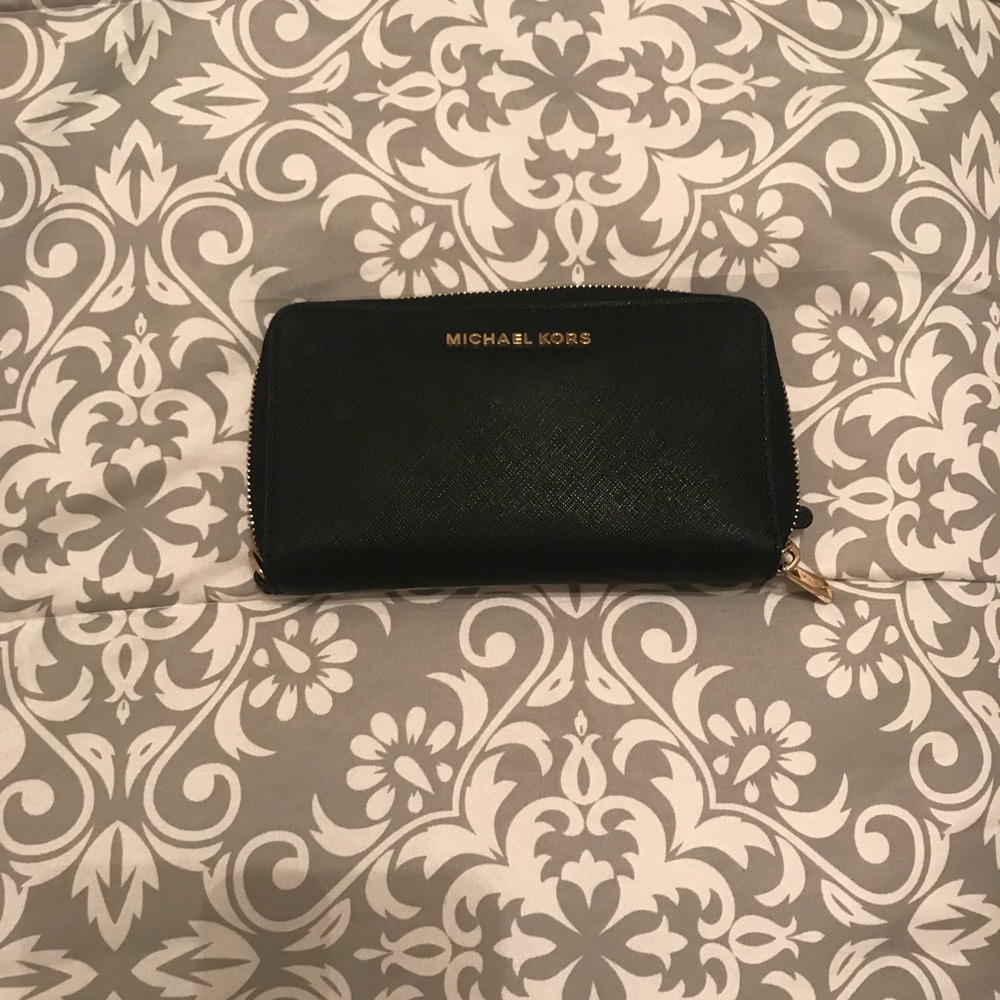 MICHAEL KORS WALLET - LIGHTLY USED GREAT CONDITION